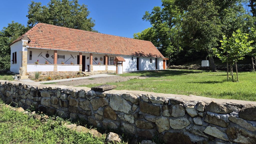 Zrujnowane stuletnie gospodarstwo zamienili w wiejski dom