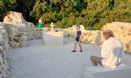 Eine weitere Kirchenruine aus der Árpád-Zeit steht unter Denkmalschutz