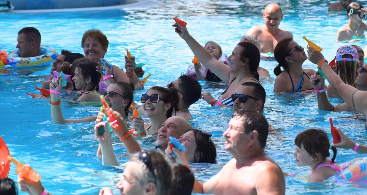 Scontro a fuoco in piscina