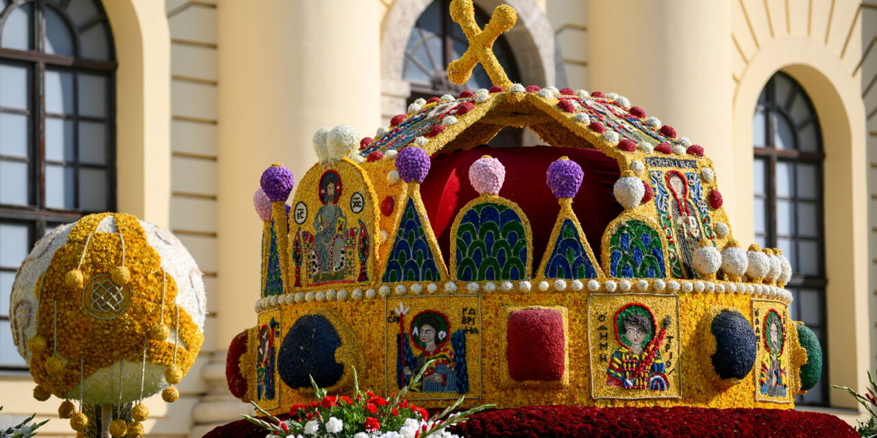 Eintausendfünfhundert Tänzer, Musiker und Stunt-Darsteller marschierten zum Debrecener Blumenkarneval