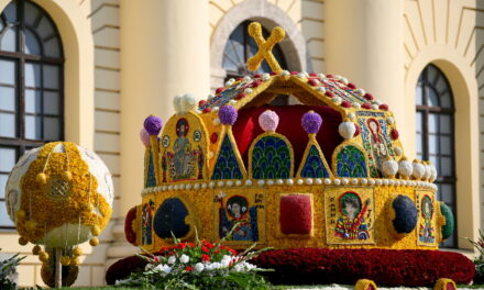 One thousand and five hundred dancers, musicians, and stunt performers marched at the Debrecen Flower Carnival