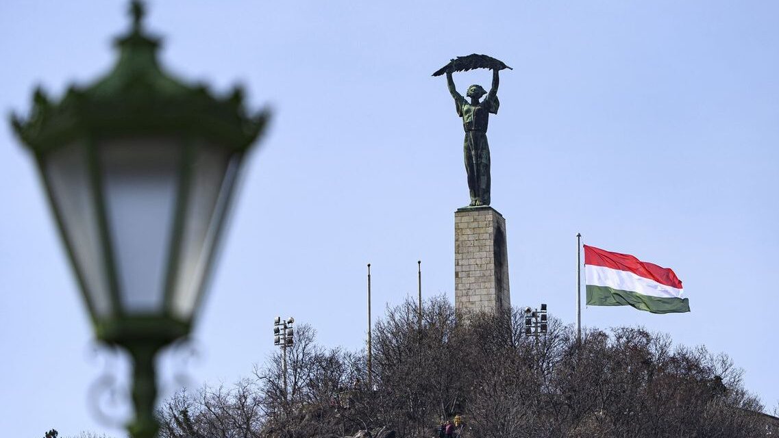 Népszavazást kezdeményeznek baloldali közszereplők a Szabadság-szobor keresztjének ügyében