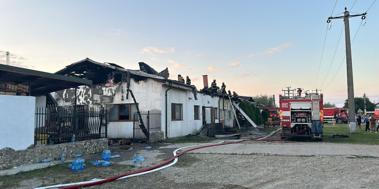 Von dem niedergebrannten ungarischen Haus in Trunkon, Csangóföld, blieben nur die Mauern übrig