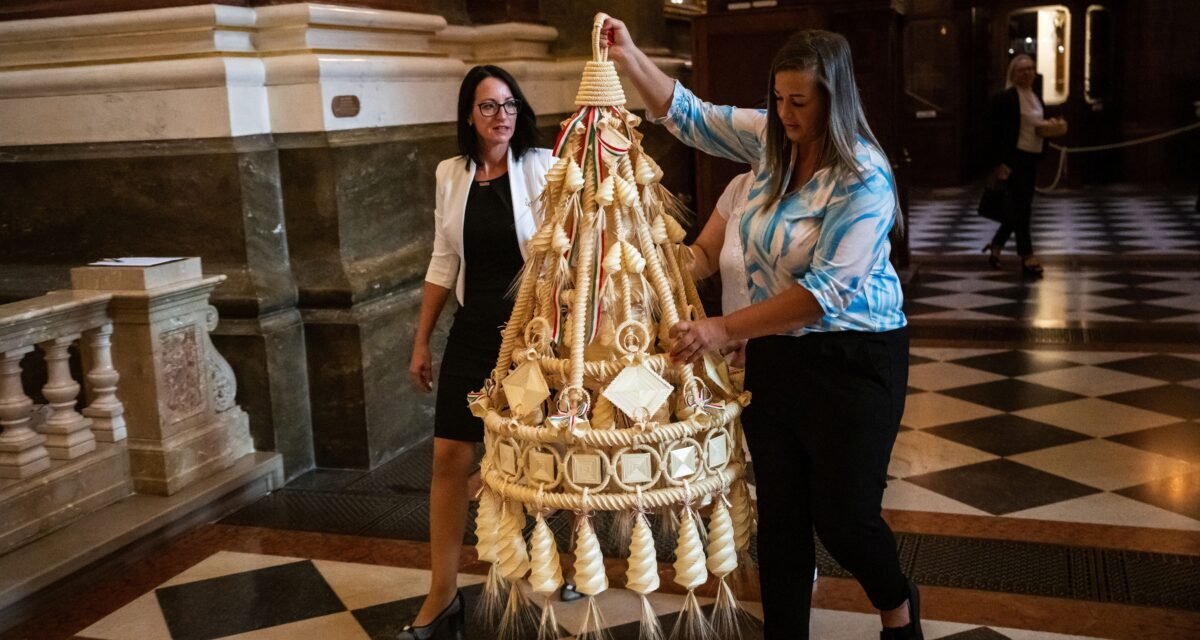 This year&#39;s harvest wreath has been completed and was displayed in the Szent István Basilica