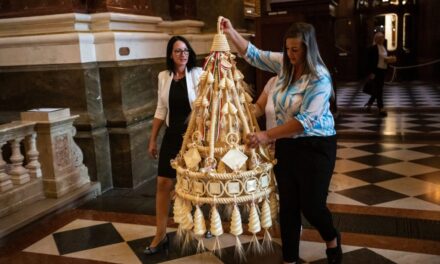 Der diesjährige Erntekranz wurde fertiggestellt und in der Szent-István-Basilika ausgestellt