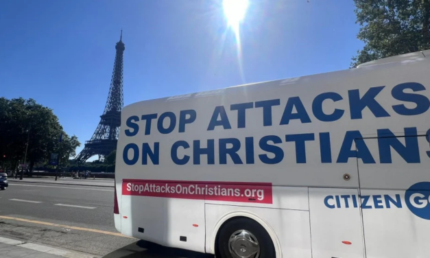 Skandal! CitizenGo-Mitglieder wurden in Paris mit Handschellen gefesselt und verhaftet (Video) 