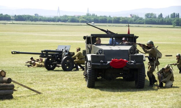 Romanian anti-aircraft gunners accidentally hit a Polish village