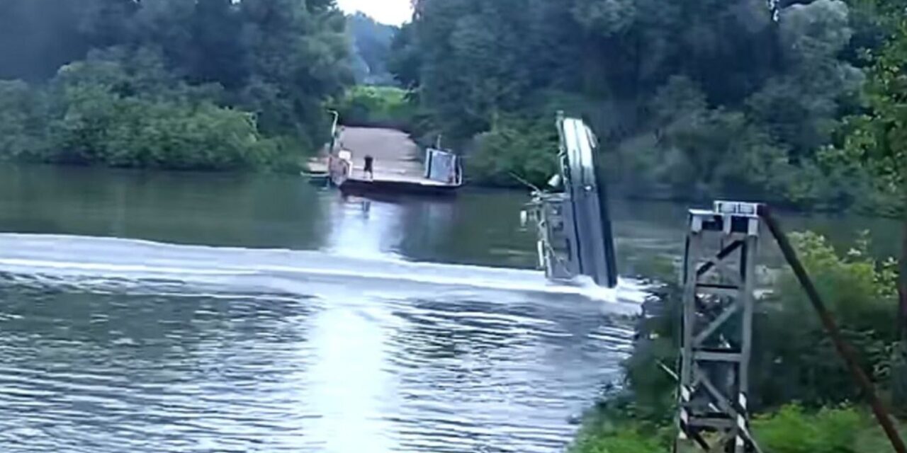 Auf der Theiß ereignete sich ein schrecklicher Unfall, ein Schiff kenterte und sank dann (Video)