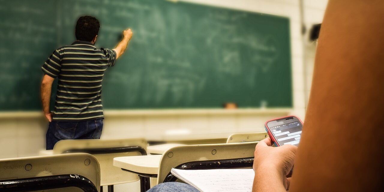 We have the first disobedient high school: they will not take away students&#39; mobile phones