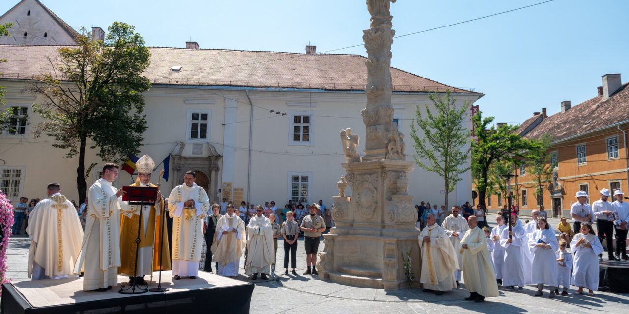 Dopo decenni di &quot;esilio&quot;, la colonna mariana restaurata a Cluj-Napoca è stata consacrata e benedetta