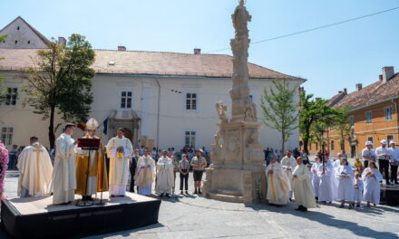 Nach Jahrzehnten des „Exils“ wurde die restaurierte Mariensäule in Cluj-Napoca geweiht und gesegnet