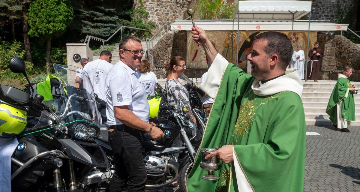 Motorradfahrer pilgern nach Szentkút