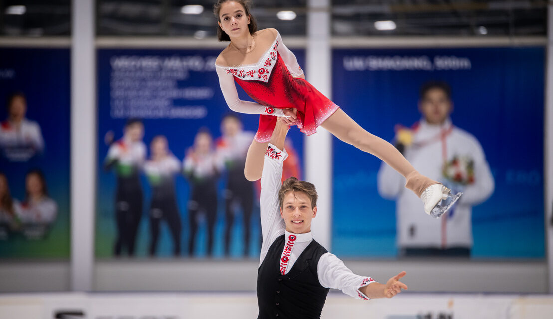 Our new pair of figure skaters dances around the world dressed as Matyó to Hungarian folk music