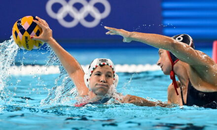 In einem heldenhaften Kampf verlor die Wasserballmannschaft der Frauen im Viertelfinale gegen die Titelverteidigerinnen, die Amerikanerinnen