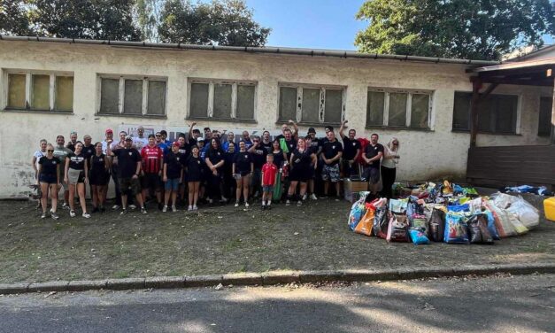 The soccer fanatics collected a thousand kilos of dog food for the NGO