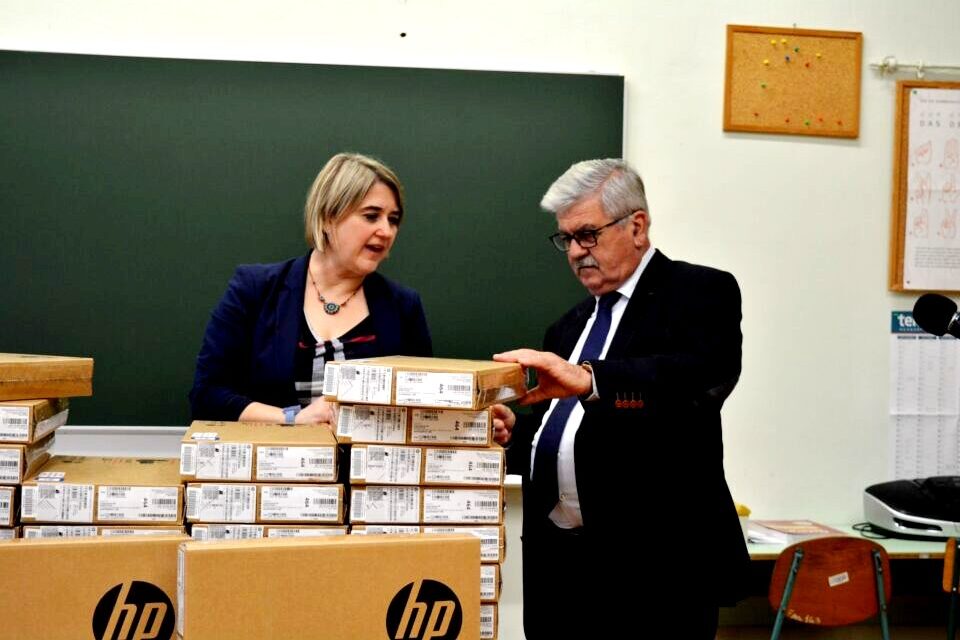 Rodzice mogą ubiegać się o bezpłatny laptop, termin składania wniosków upływa 7 października.