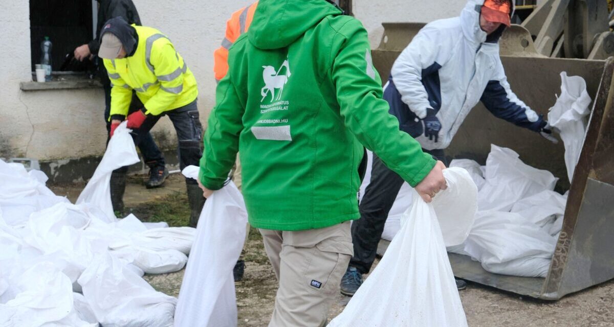 Churches help with flood protection and collect donations