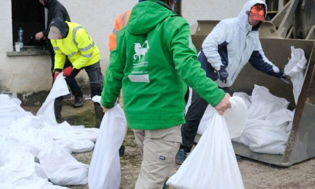 Churches help with flood protection and collect donations