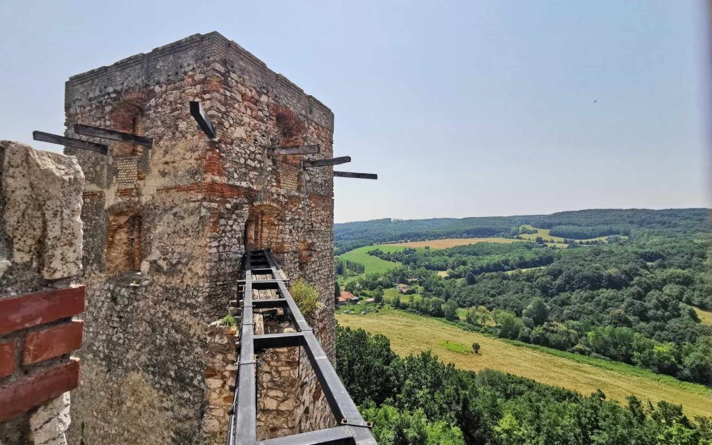 Luksusowy gotycki zamek został zbudowany w Bakony z wieży mieszkalnej z epoki Árpád