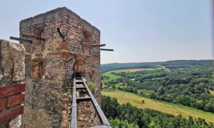 In Bakony wurde aus einem Wohnturm aus der Árpád-Zeit eine luxuriöse gotische Burg errichtet