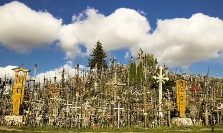 È stata demolita tre volte e ora ci sono centomila croci sulla collina