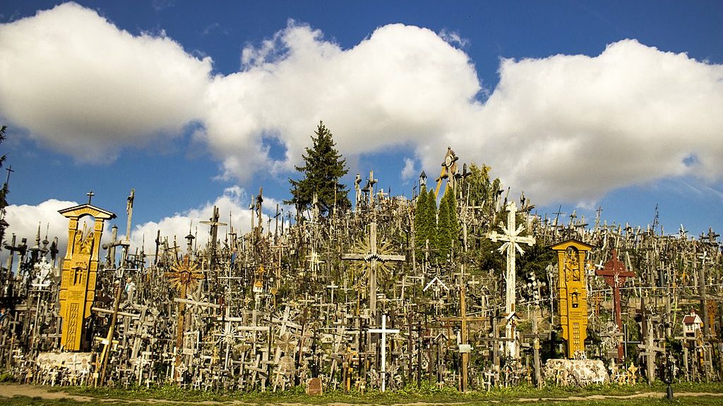 È stata demolita tre volte e ora ci sono centomila croci sulla collina