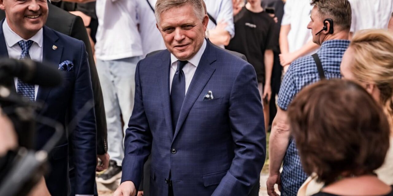 Robert Fico wrócił na miejsce zamachu na niego