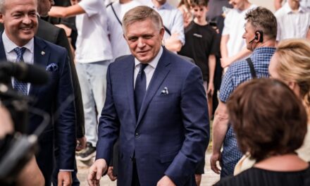 Robert Fico kehrte zum Ort des Attentats auf ihn zurück