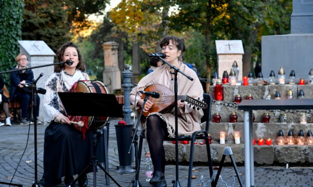 Messa festiva e concerti del coro nel giorno di Ognissanti nel cimitero di Fiumei út