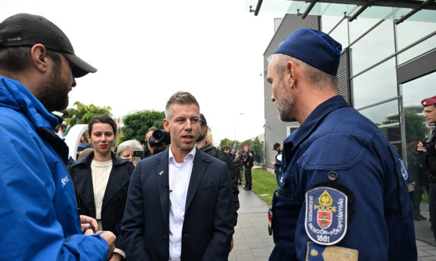 Podczas protestu Pétera Magyara zatrzymano jego działacza, który groził mu siekierą (wideo)