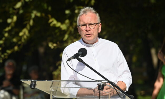 Zoltán Pokorni inaugurated a memorial plaque for László Sólyom and then criticized Fidesz