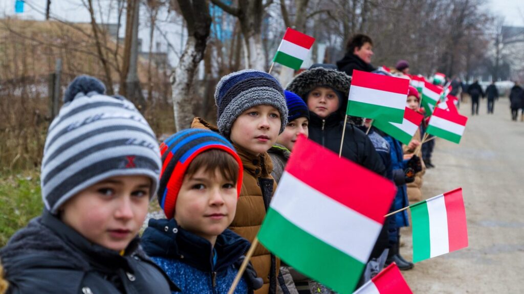 kárpátalja iskolások gyerekek magyar zászló ukrajna