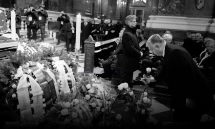 Viktor Orbán paid his respects with a white rose (video)