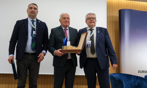 Václav Klaus è il vincitore internazionale del Premio Patriota Intellettuale 2024 (con video)