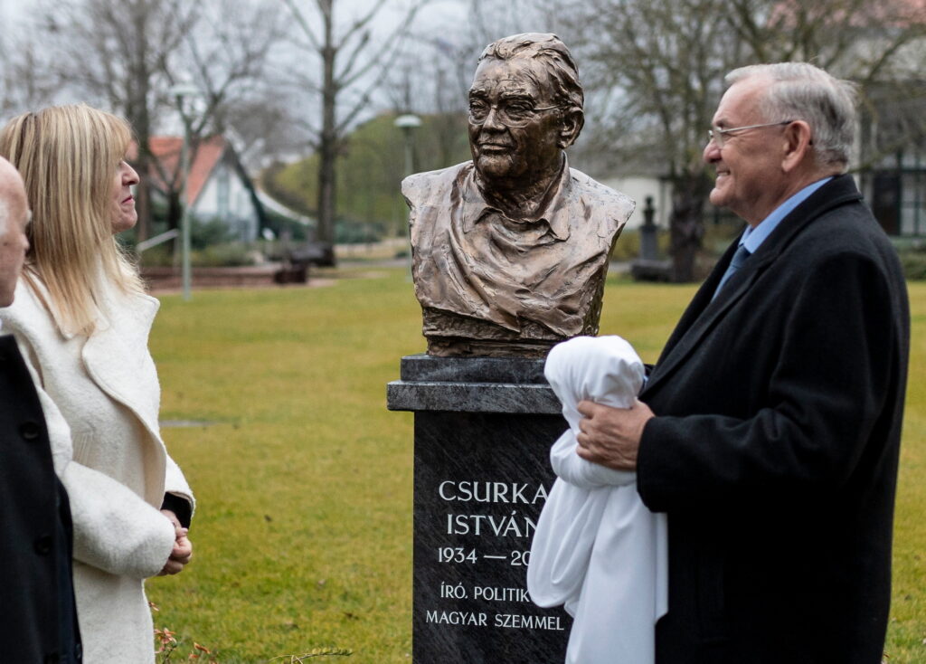 LEZSÁK Sándor; SCHMIDT Mária; CSURKA István