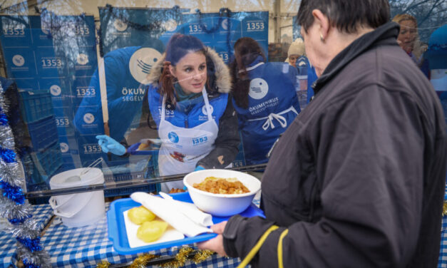 I volontari distribuiscono 1.000 porzioni di cibo caldo al giorno per sei giorni