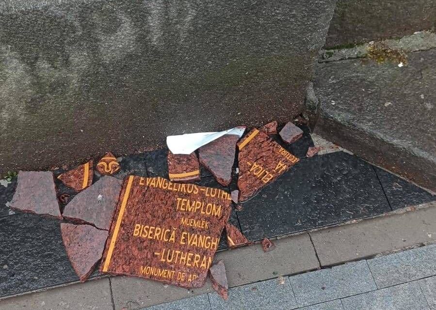 The trilingual sign of the Lutheran church in Arad was desecrated