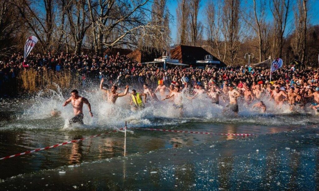 Újévi-csobbanás-a-Balatonban