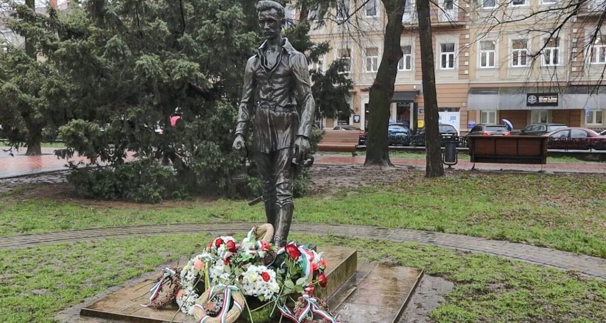 L&#39;indignazione pubblica ha avuto il suo tributo, ma ai piedi della statua di Petőfi non verrà costruito un bagno pubblico