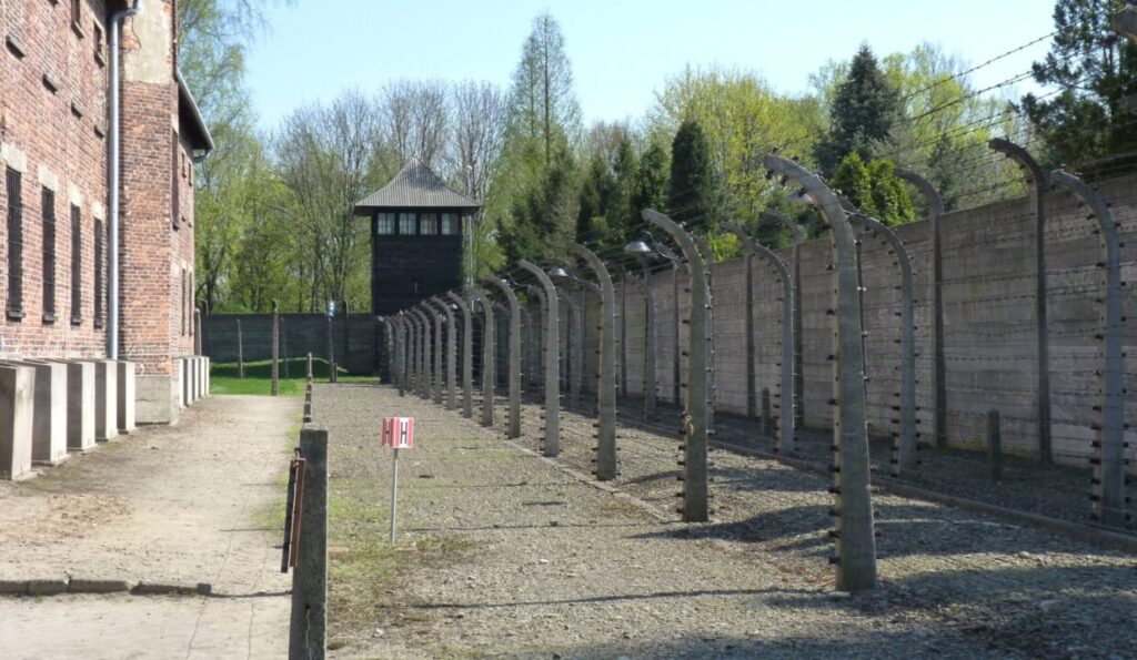 Auschwitz-barakkok-és-kerítés