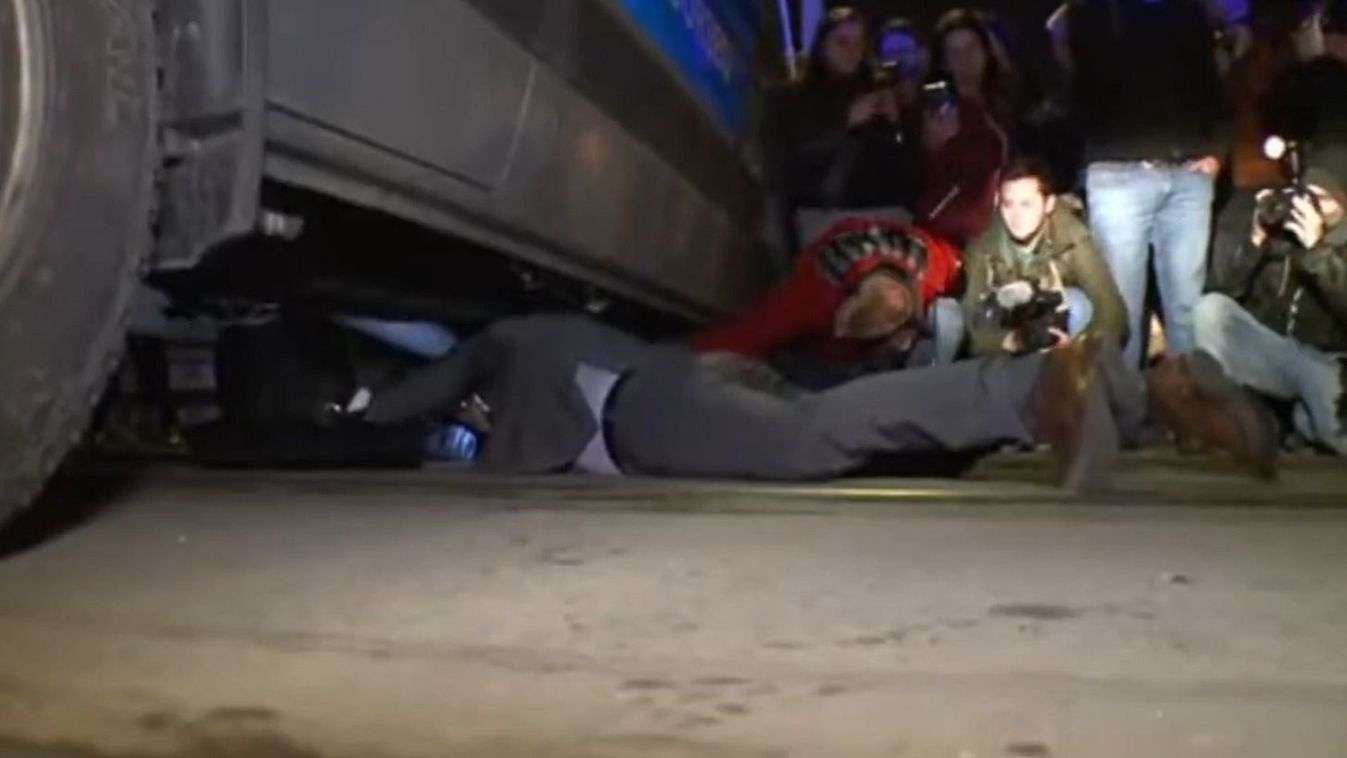 Szabó-Bálint-a-busz-alatt