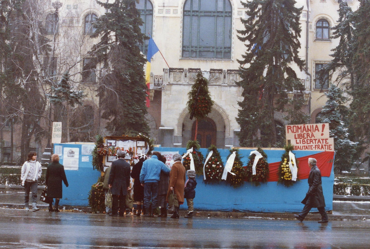 Marosvásárhely, Győzelem tér (Piața Victoriei), egykor Deák Ferenc tér, háttérben a Városháza. Romániai forradalom.