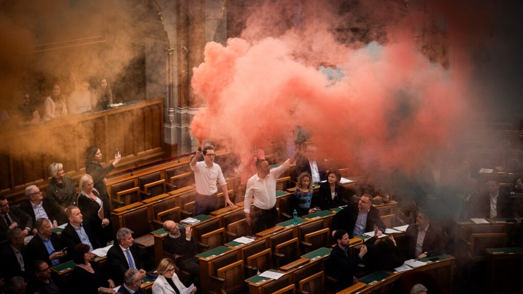 Momentum, füstgyertya, parlament