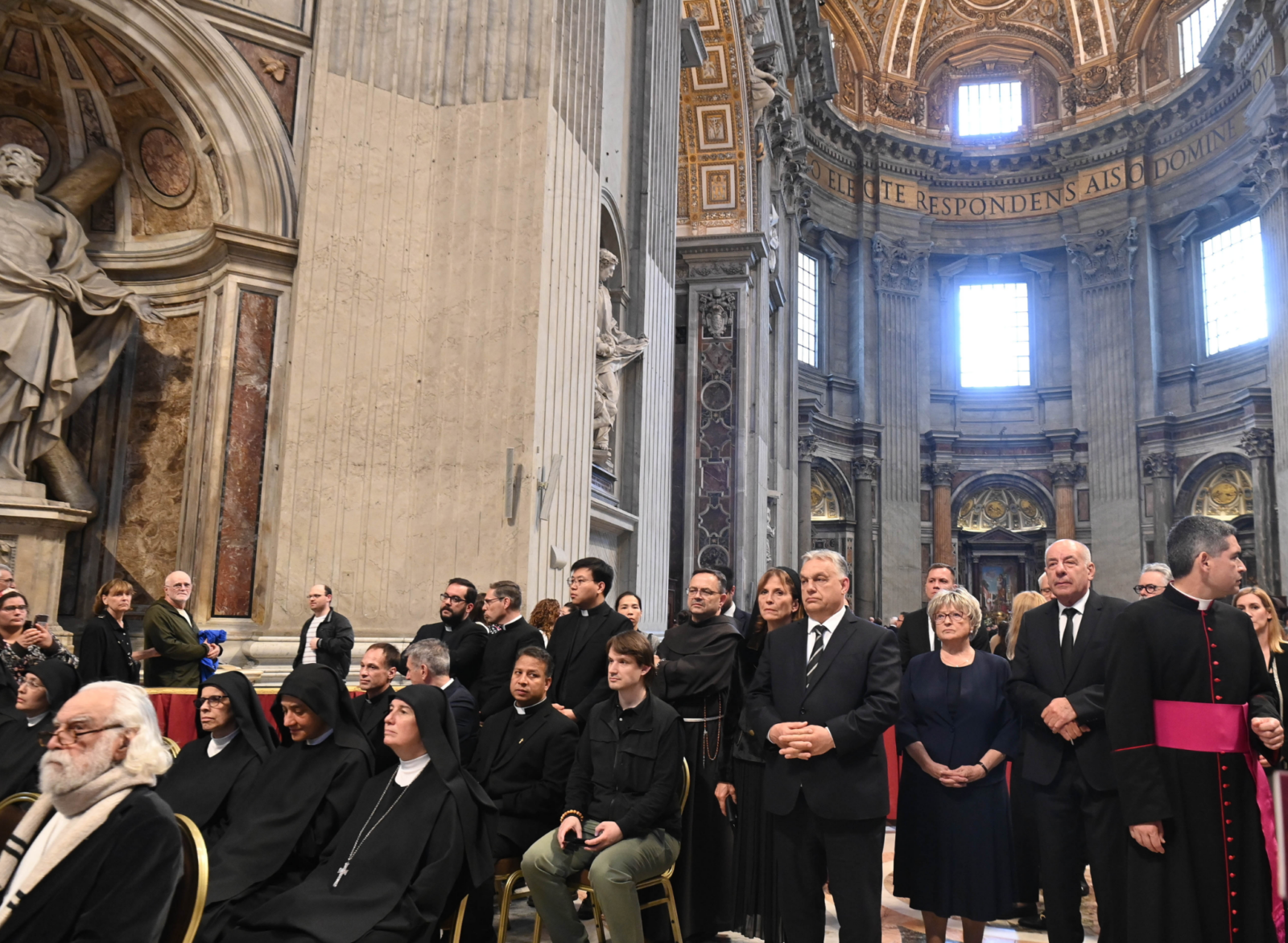 Orbán-Sulyok-Ferenc-pápa-ravatalánál