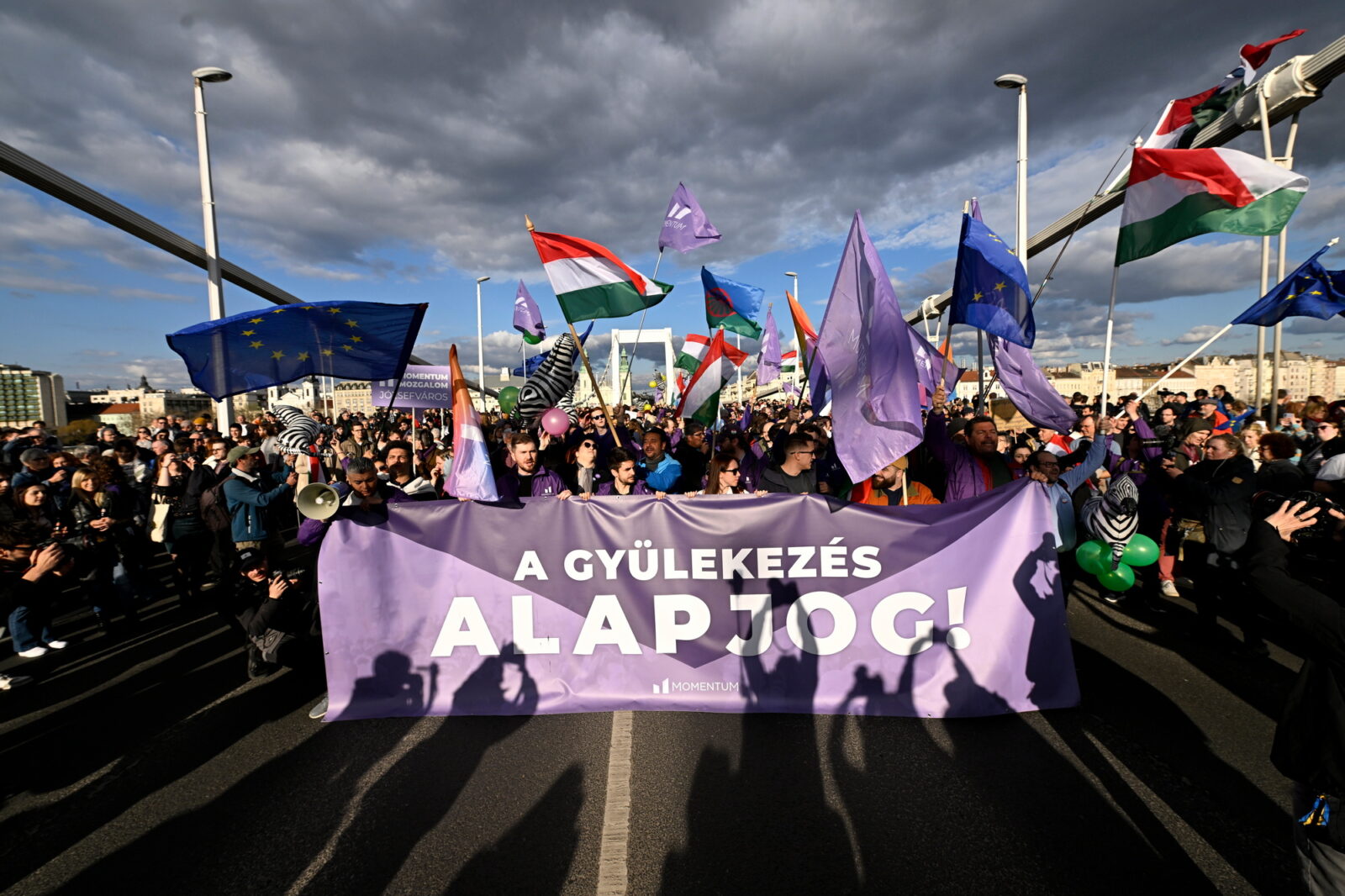 tüntetés-hídfoglalók pride