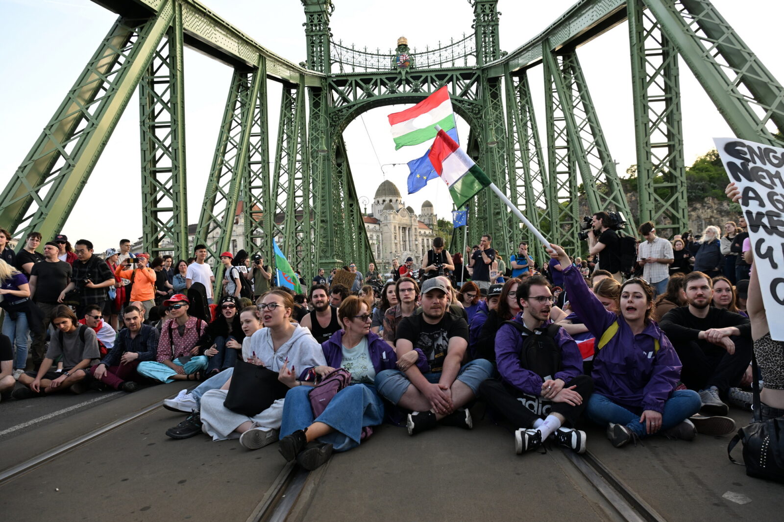 tüntetés-hídfoglalás pride