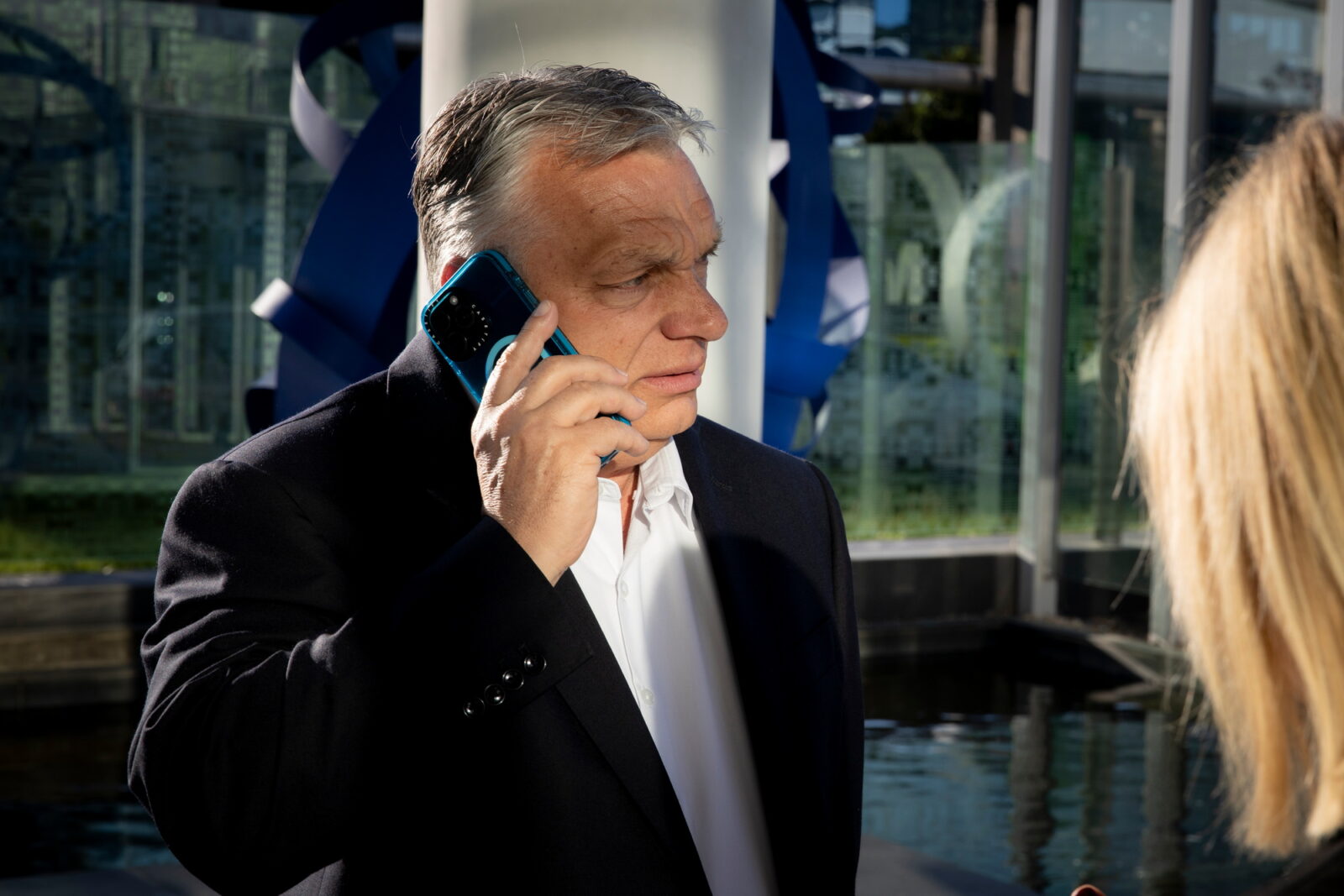 ORBÁN Viktor telefonál