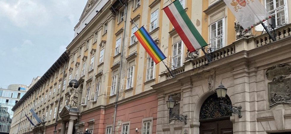 főpolgármesteri-hivatal-szivárványos-zászló