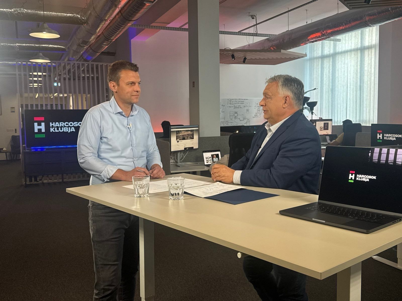 Harcosok Klubja, Menczer, Orbán