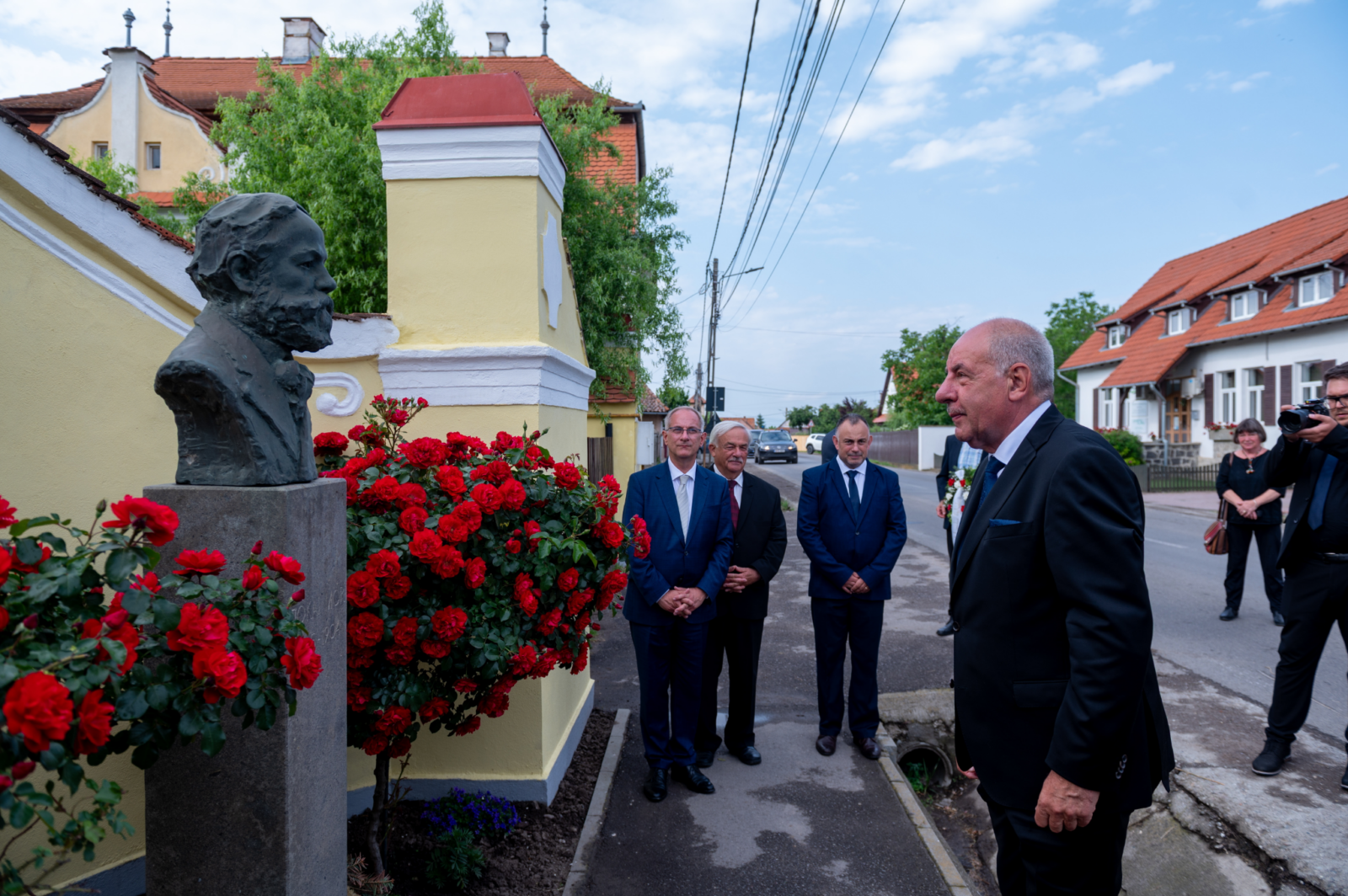 sulyok-tamás-jókai-szobor